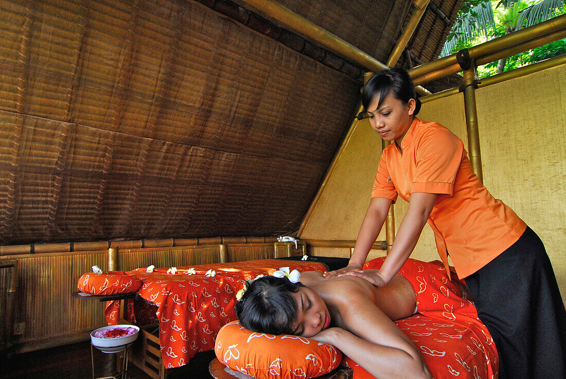 Massage im Tree Spa im Kupu Kupu Barong Resort, Ubud, Indonesien, Asien