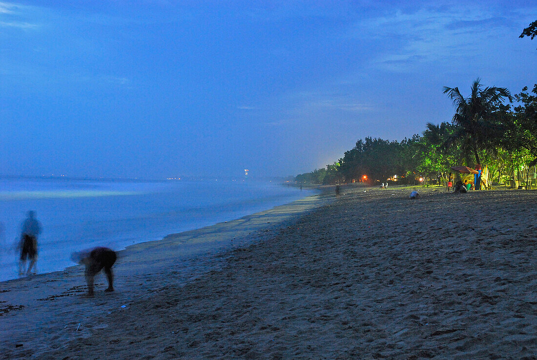 Menschen am abendlichen Strand von Kuta, Bali, Indonesien, Asien