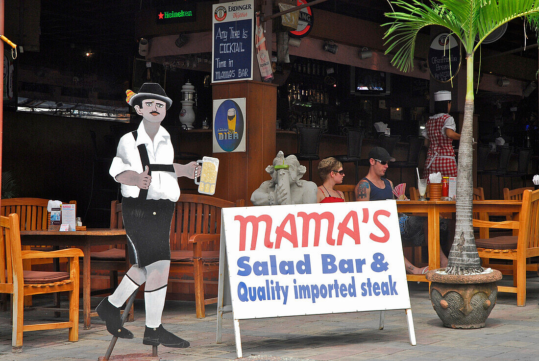 Menschen in Mama´s Restaurant und Biergarten, Kuta, Bali, Indonesien, Asien