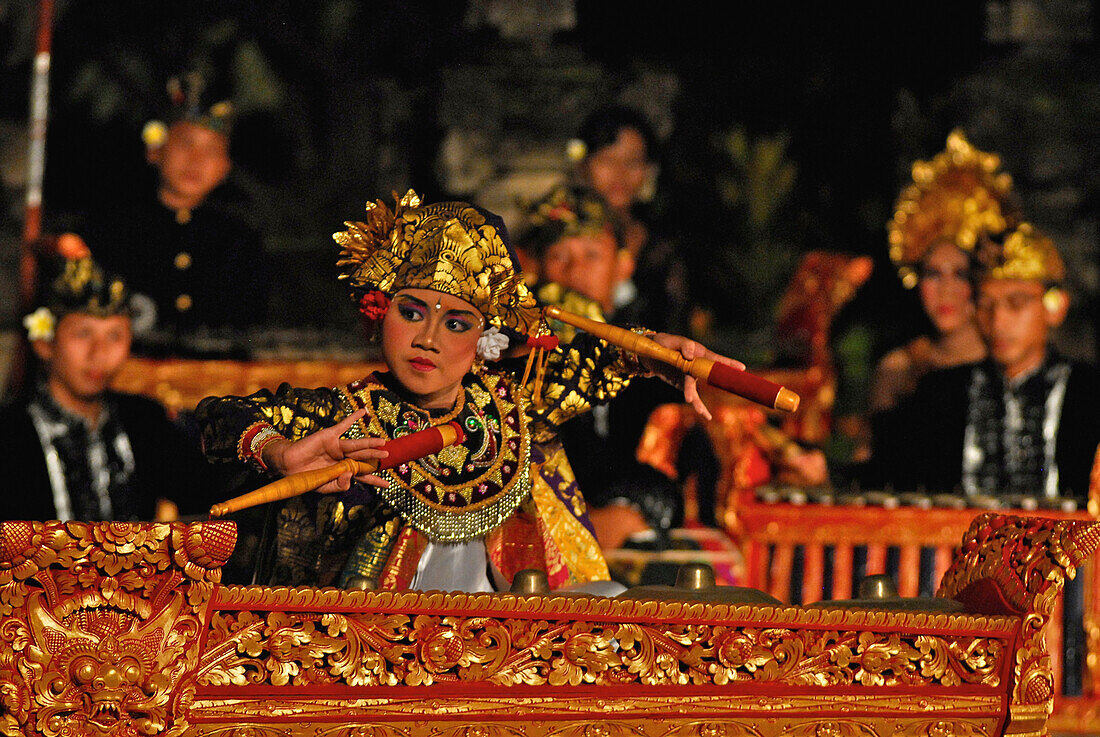 Gamelan Orchester spielt bei Legong Tanz im Matahari Hotel, Pemuteran, Nord Bali, Indonesien, Asien