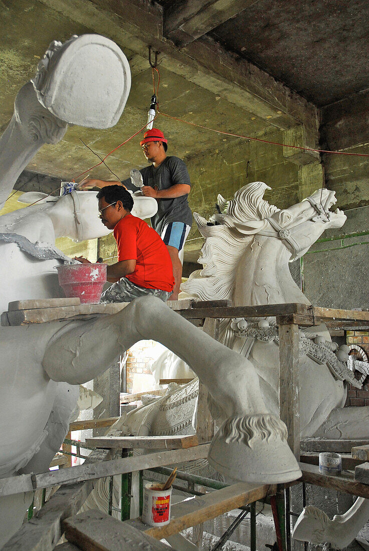 Bildhauer bei der Arbeit, Ubud, Bali, Indonesien, Asien