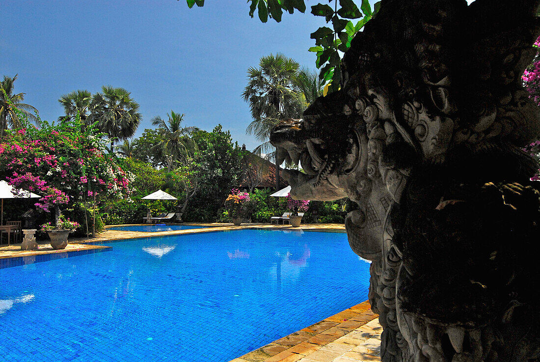 Skulptur neben dem Pool des Matahari Hotel, Pemuteran, Bali, Indonesien, Asien