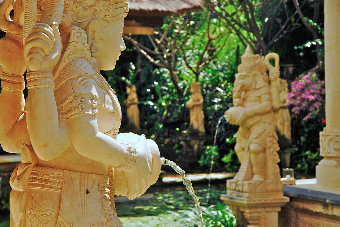 Balinesische Statuen im Garten des Matahari Hotels, Pemuteran, Bali, Indonesien, Asien