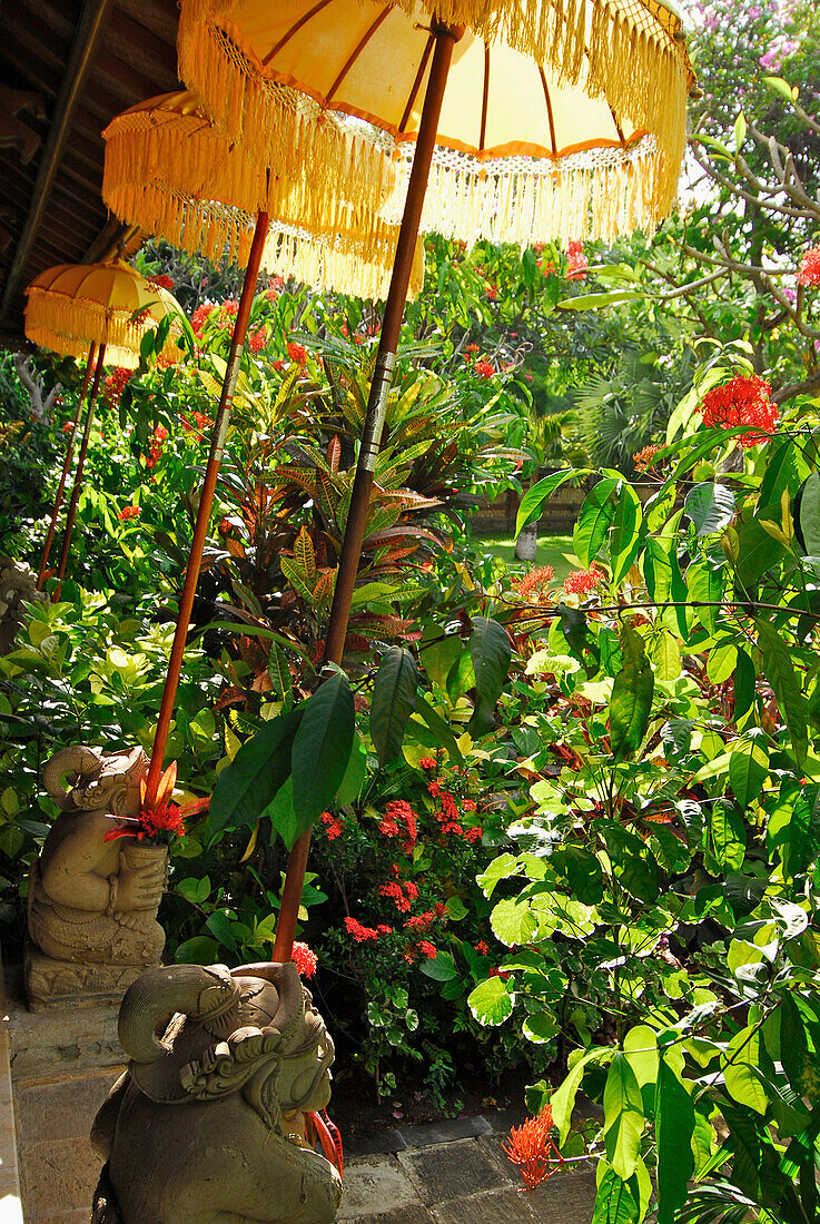 Schirme im menschenleeren Garten des Matahari Hotels, Pemuteran, Nordwest Bali, Indonesien, Asien