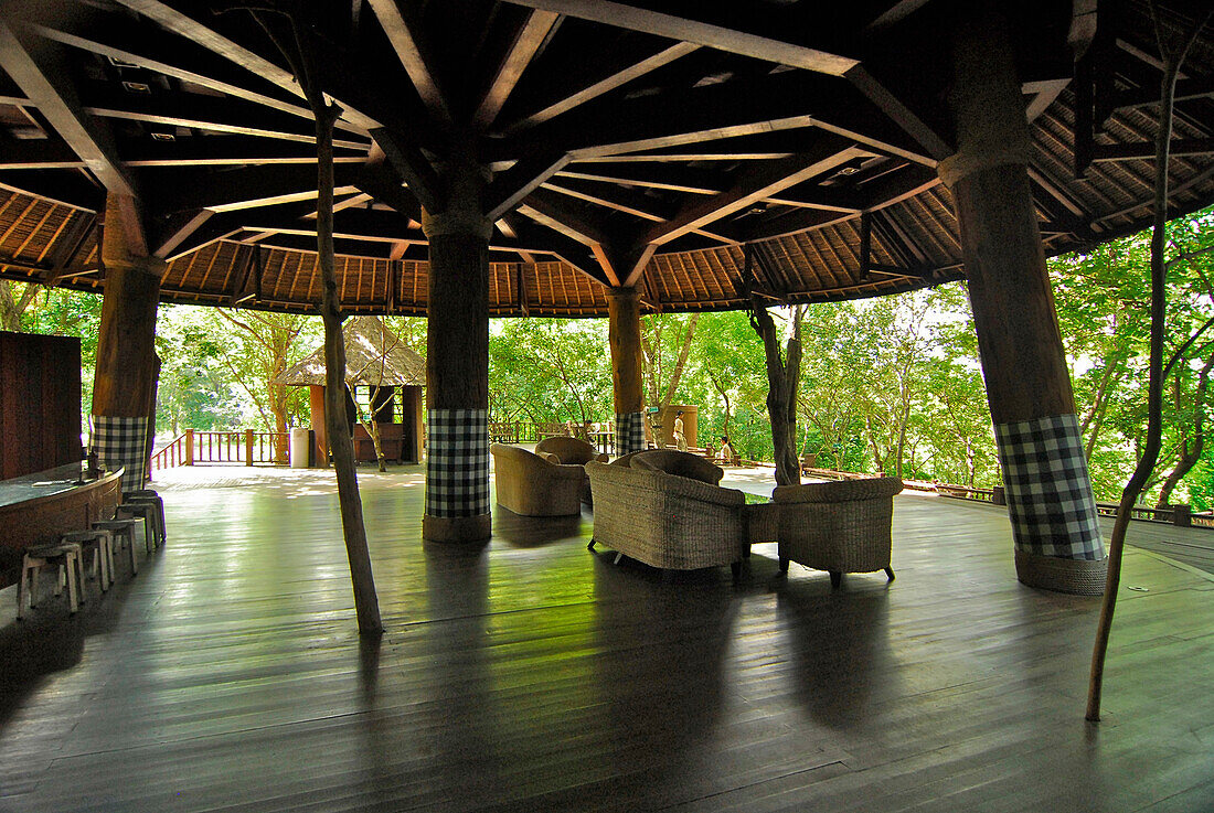 Menschenleere Terrasse des Menjangan Djungle & Beach Resort, West Bali, Indonesien, Asien