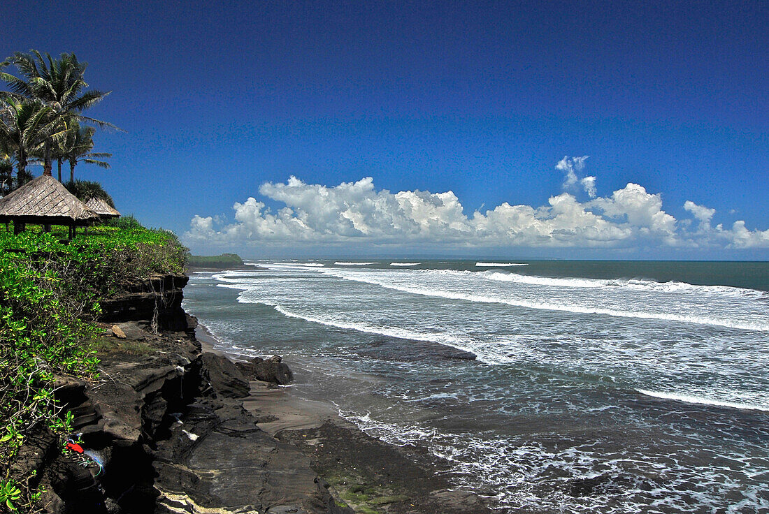 Le Meridien Resort an der Küste unter blauem Himmel, Süd Bali, Indonesien, Asien