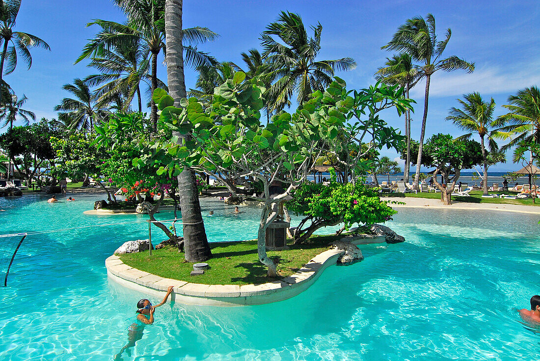 Menschen im Pool des Nusa Dua Beach Hotel im Sonnenlicht, Nusa Dua, Süd Bali, Indonesien, Asien