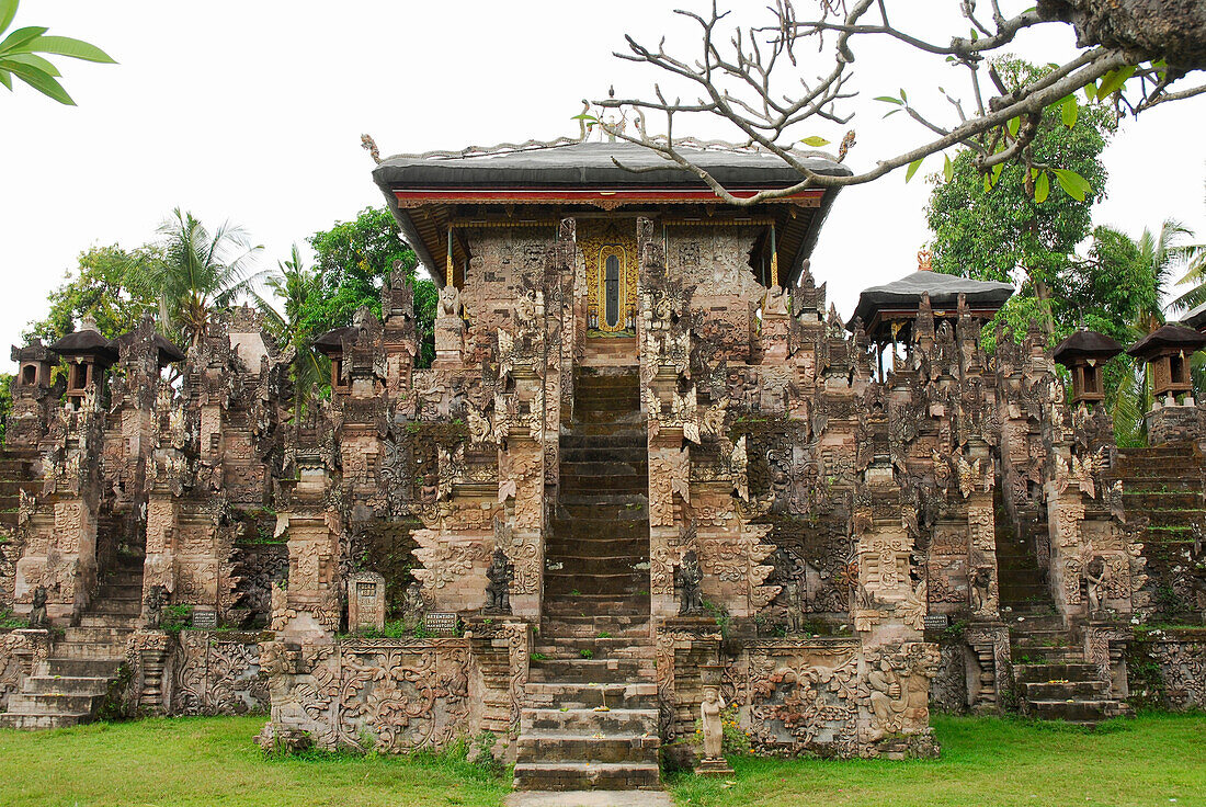 Blick auf den menschenleeren Pura Beji Tempel in Sangsit, Nord Bali, Indonesien, Asien