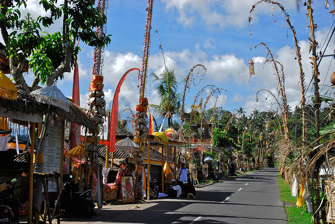 Festlich geschmückte Straße unter Wolkenhimmel, Sidemen, Ost Bali, Indonesien, Asien