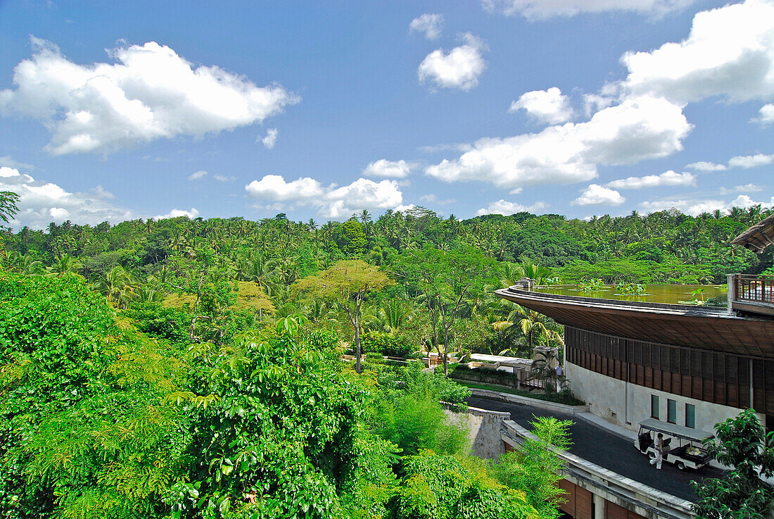 Blick auf das Hauptgebäude des Hotel Four Seasons unter Wolkenhimmel, Sayan, Ubud, Zentral Bali, Indonesien, Asien