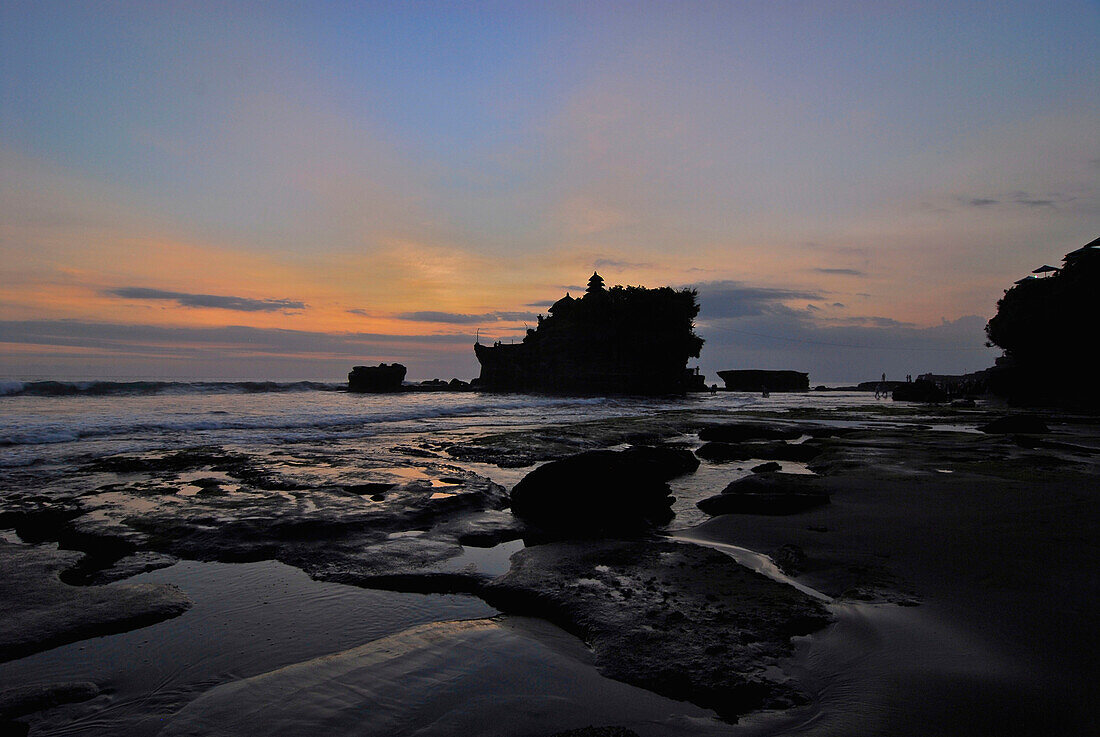 Sonnenuntergang am Tempel Tanah Lot an der Küste, Süd Bali, Indonesien, Asien