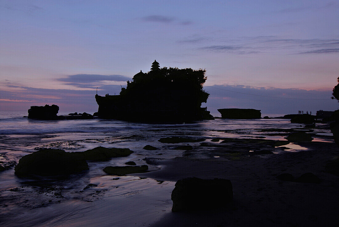 Sonnenuntergang am Tempel Tanah Lot an der Küste, Süd Bali, Indonesien, Asien