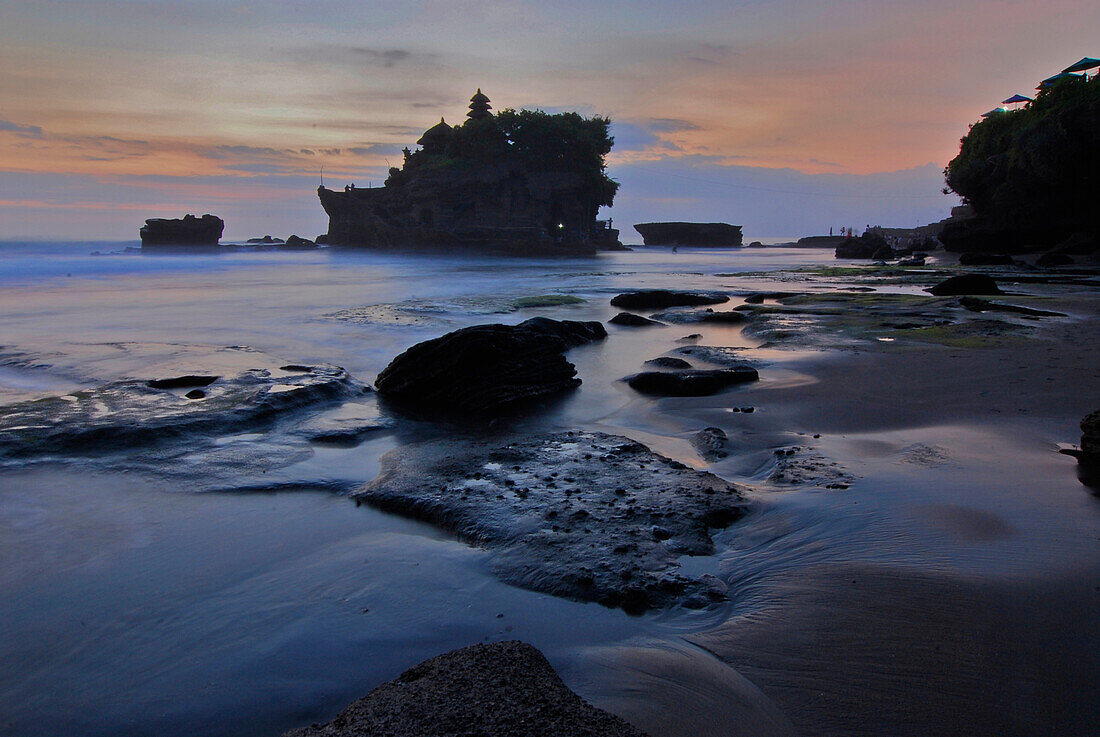 Sonnenuntergang am Tempel Tanah Lot an der Küste, Süd Bali, Indonesien, Asien