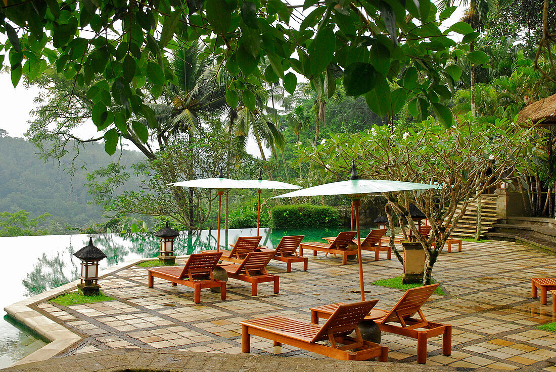 Sonnenliegen auf der Terrasse am Pool des Amandari Resort, Yeh Agung Tal, Bali, Indonesien, Asien