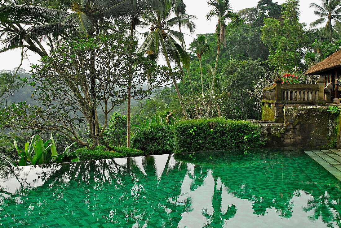 Der menschenleere Pool im Garten des Amandari Resort, Yeh Agung Tal, Bali, Indonesien, Asien
