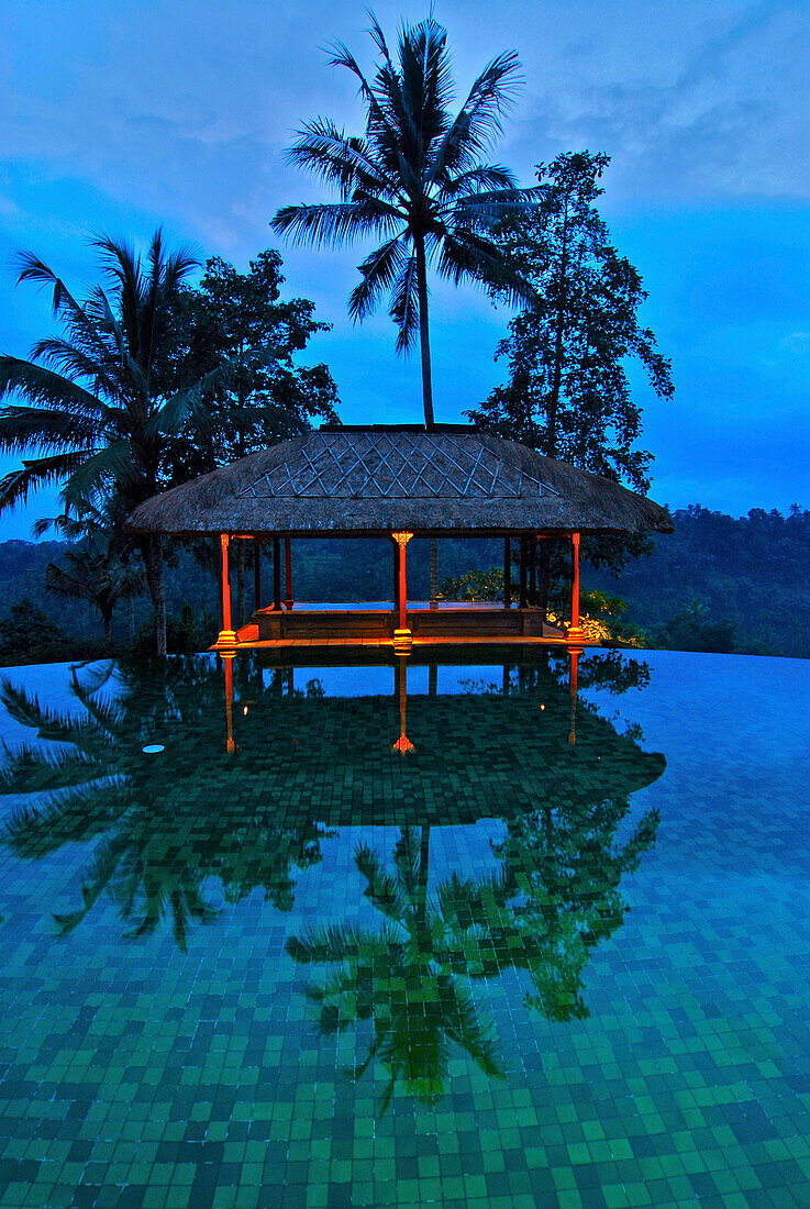 Der menschenleere Pool des Amandari Resort am Abend, Yeh Agung Tal, Bali, Indonesien, Asien