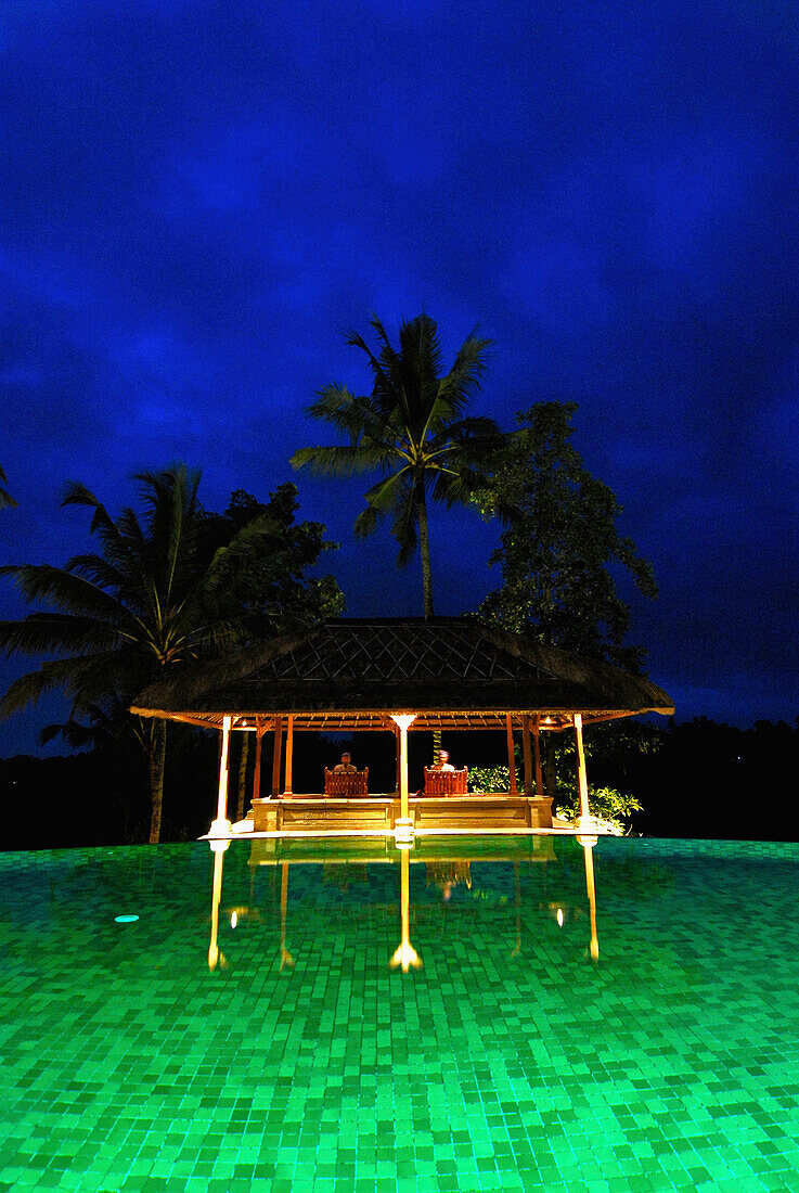 Beleuchteter Pavillon am Pool des Amandari Resort am Abend, Yeh Agung Tal, Bali, Indonesien, Asien