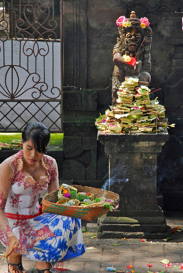 Frau bringt Opfergaben in einen Tempel, Ubud, Zentral Bali, Indonesien, Asien