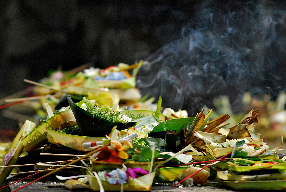 Opfergabe mit Räucherstäbchen in einem Tempel, Ubud, Bali, Indonesien, Asien