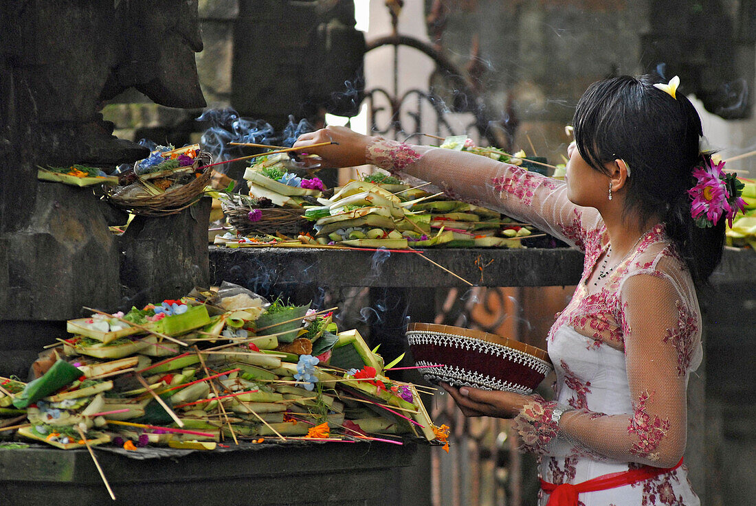 Woman bringing oblations to a temple, Ubud, Bali, Indonesia, Asia