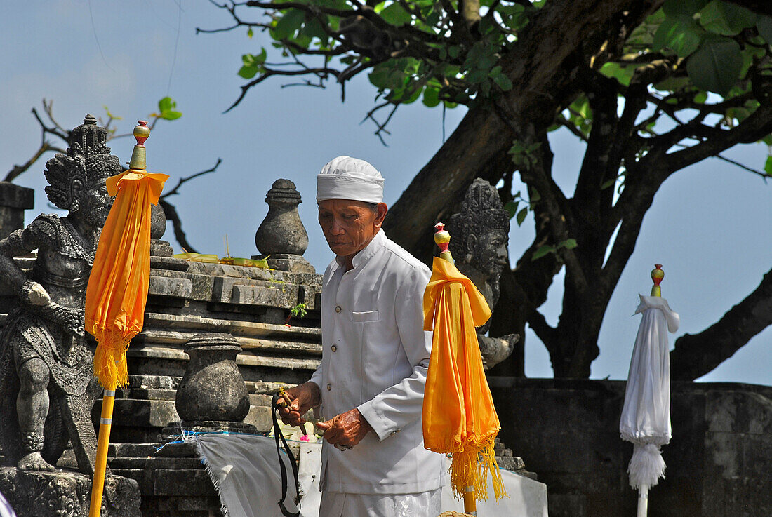 Priester im Tempel Pura Luhur Uluwatu, Süd Bali, Indonesien, Asien