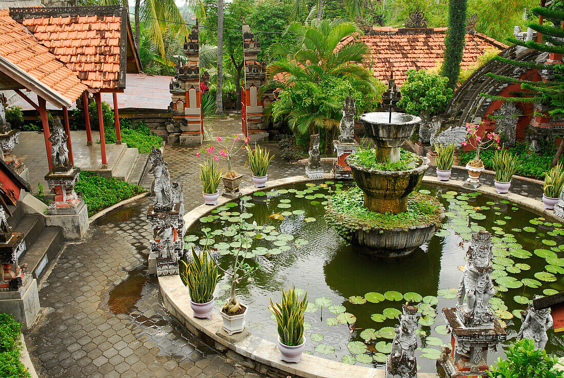 Blick auf Brunnen im Brahma Asrama Vihara Tempel im Dorf Banjar, Nord Bali, Indonesien, Asien