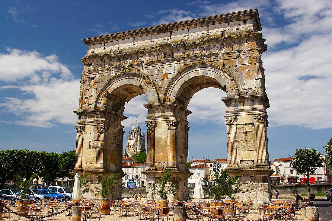 Triumphal arch of Germanicus with St. Pierre Cathedral, The Way of St. James, Road to Santiago, Via Turonensis, Chemins de St. Jacques, Saintes, Dept. Charente-Maritime, Région Poitou-Charente, France, Europe