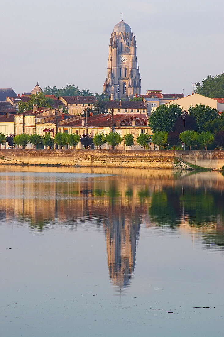 Blick auf Fluss Charente und Kathedrale St.Pierre, Morgenlicht, Jakobsweg, Chemins de St. Jacques, Via Turonensis, Saintes, Dept. Charente-Maritime, Region Poitou-Charente, Europa