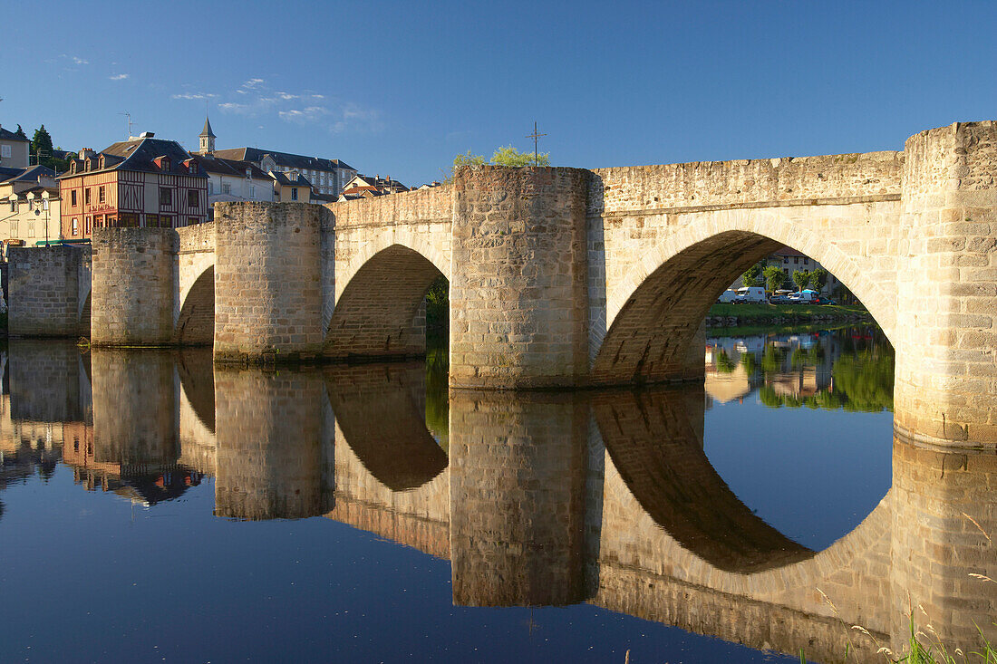 Pont Saint Etienne over the Vienne river, The Way of St. James, Chemins de Saint-Jacques, Via Lemovicensis, Limoges, Dept. Haute-Vienne, Région Limousin, France, Europe