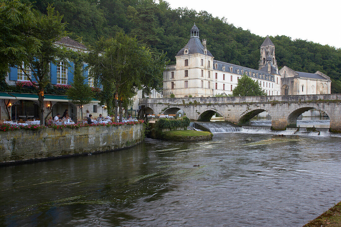 Jardin des Moines im Abendlicht, Abbaye de Brantome, Jakobsweg, Chemins de Saint-Jacques, Via Lemovicensis, Brantome, Dept. Dordogne, Région Aquitaine, Frankreich, Europa