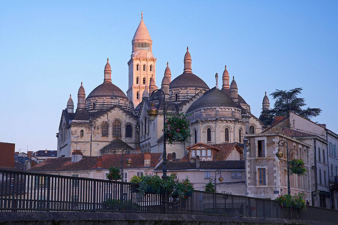 Bridge over river l'Isle in the morning, Périgueux cathedral, Saint Front Cathedral in the background, The Way of St. James, Roads to Santiago, Chemins de Saint-Jacques, Via Lemovicensis, Périgueux, Dept. Dordogne, Région Aquitaine, France, Europe