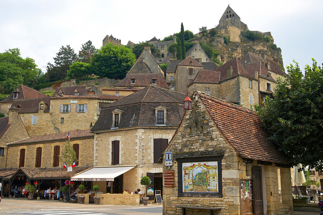 Blick auf Beynac an der Dordogne, Jakobsweg, Chemins de Saint-Jacques, Via Lemovicensis, Beynac, Dept. Dordogne, Région Aquitaine, Frankreich, Europa