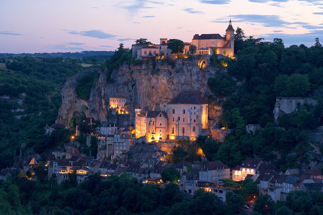 Blick auf Rocamadour im Abendlicht, Jakobsweg, Chemins de Saint-Jacques, Via Podiensis, Dept. Lot, Région Midi-Pyrénées, Frankreich, Europa
