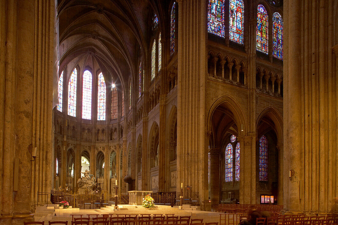 Inside Notre Dame Cathedral in Chartres, Chartres Cathedral, Nave, The Way of Saint James, Chemins de Saint-Jacques, Via Turonensis, Chartres, Dept. Eure-et-Loir, Région Centre, France, Europe
