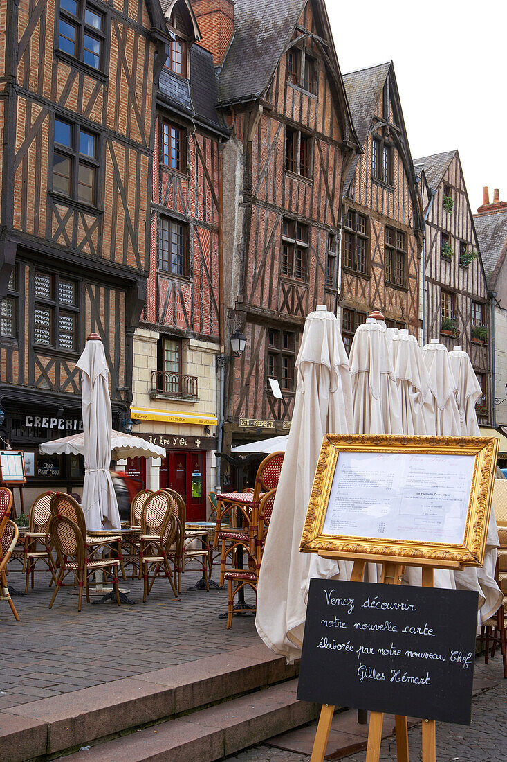 Half-timbered house at Place Plumereau, The Way of St. James, Chemins de Saint-Jacques, Via Turonensis, Tours, Dept. Indre-et-Loire, Région Centre, France, Europe