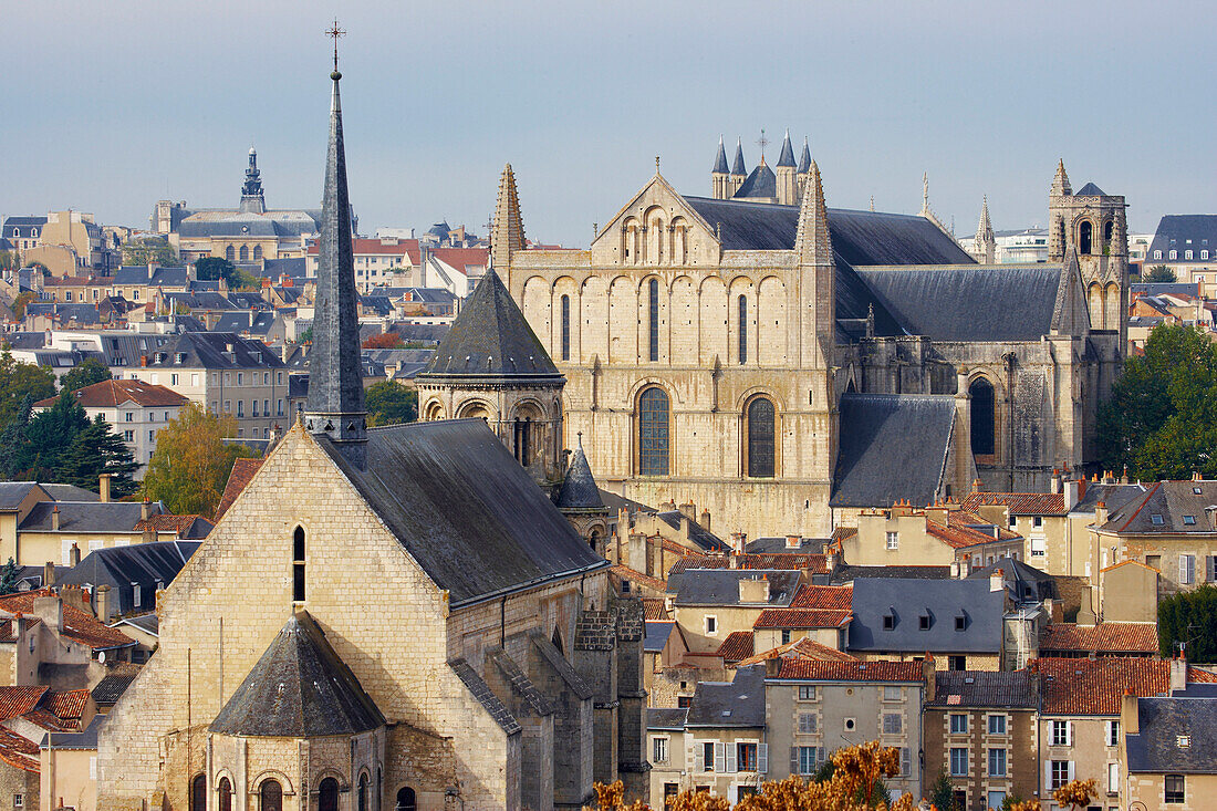 Stadt Poitiers mit Kathedrale St Pierre, chapelle Sainte Radegonde, Jakobsweg, Chemins de Saint-Jacques, Via Turonensis, Poitiers, Dept. Vienne, Région Poitou-Charentes, Frankreich, Europa