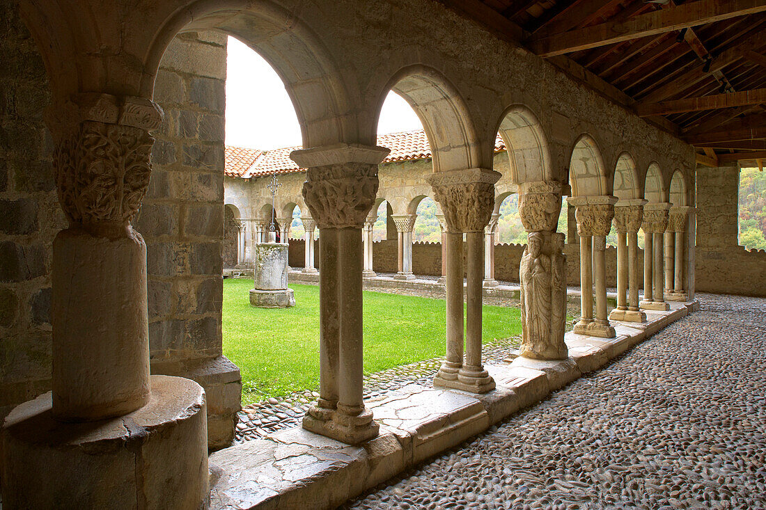 Ancienne Cathédrale Notre Dame in St Bertrand de Comminges, Kreuzgang, Jakobsweg, Chemins de Saint Jacques, Chemin du Piémont Pyrénéen, Dept. Haute-Garonne, Région Midi-Pyrénées, Frankreich, Europa