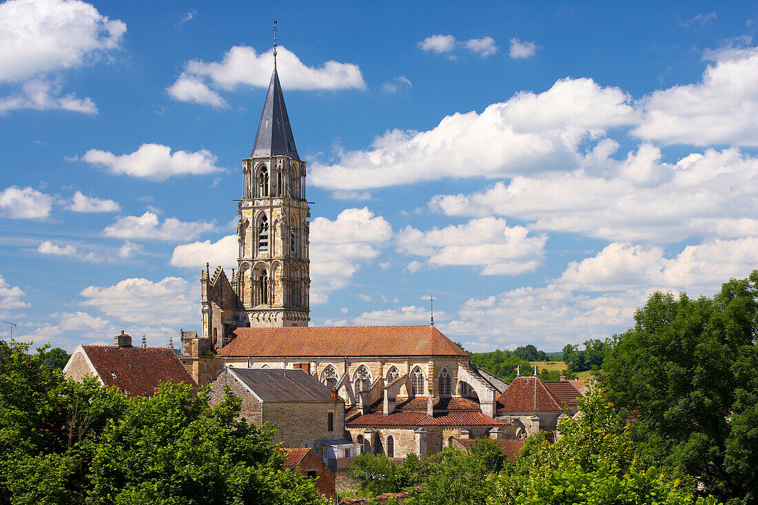 Kirche Notre Dame, Jakobsweg, Chemins de Saint Jacques, Via Lemovicensis, St. Père, Dept. Yonne, Region Burgund, Frankreich, Europa