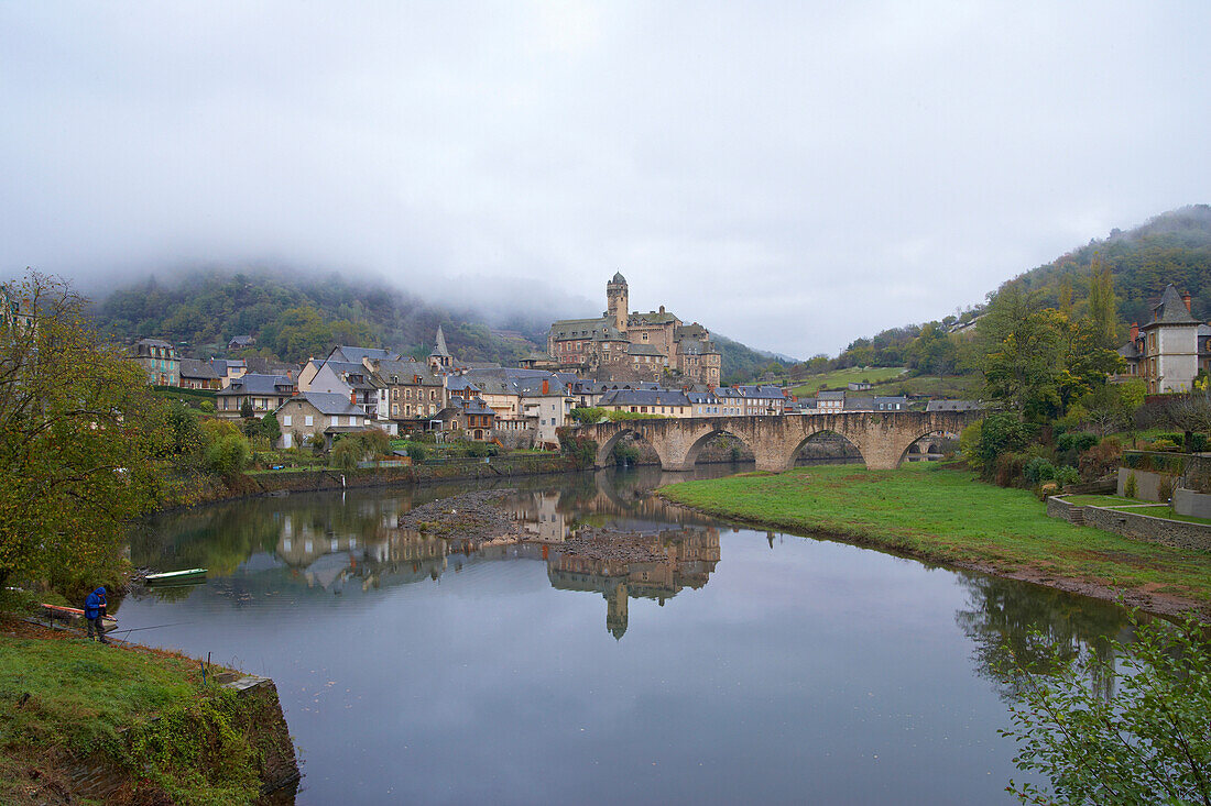 Burg und Brücke über den Lot, Herbst Nebel, Jakobsweg, Chemins de Saint Jacques, Via Podiensis, Estaing, Dept. Aveyron, Région Midi -Pyrénées, Frankreich, Europa