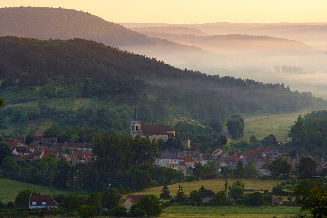 Kirche Saint Jacques im Morgenlicht, Jakobsweg, Chemins de Saint Jacques, Via Lemovicensis, Asquins, Dept. Yonne, Region Burgund, Frankreich, Europa