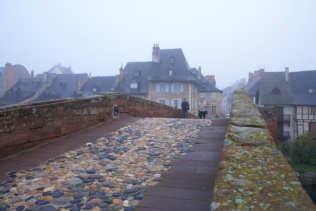 Pont Vieux über den Lot im Morgengrauen, Herbst, Jakobsweg, Chemins de Saint Jacques, Via Podiensis, Espalion, Dept. Aveyron, Région Midi-Pyrénées, Frankreich, Europa