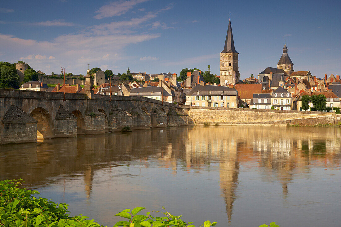 Old town of La-Charité-sur-Loire, stone bridge over the Loire river, Church and former monastery Notre Dame in the background, The Way of St. James, Chemins de Saint Jacques, Via Lemovicensis, La-Charité-sur-Loire, Dept. Nièvre, Burgundy, France, Europe