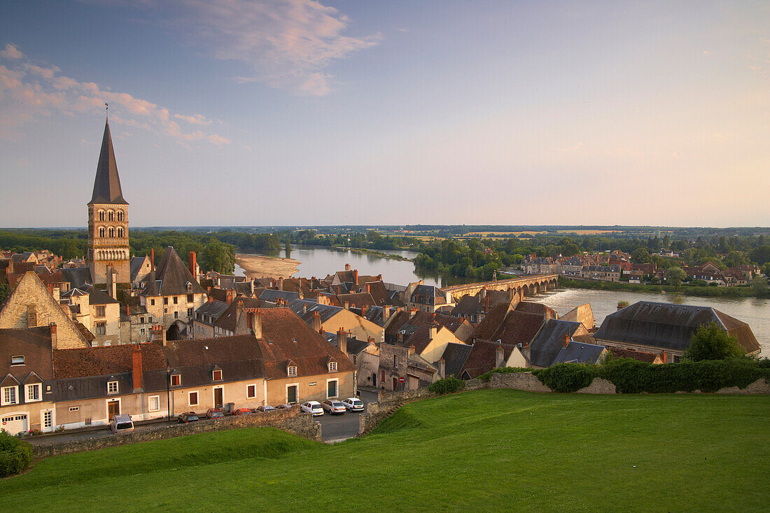 Altstadt, Loire Brücke, Kirche und ehemaliges Kloster Notre-Dame im Hintergrund, La-Charité-sur-Loire, Jakobsweg, chemins de Saint Jacques, Via Lemovicensis, La-Charité-sur-Loire, Dept. Nièvre, Region Burgund, Frankreich, Europa