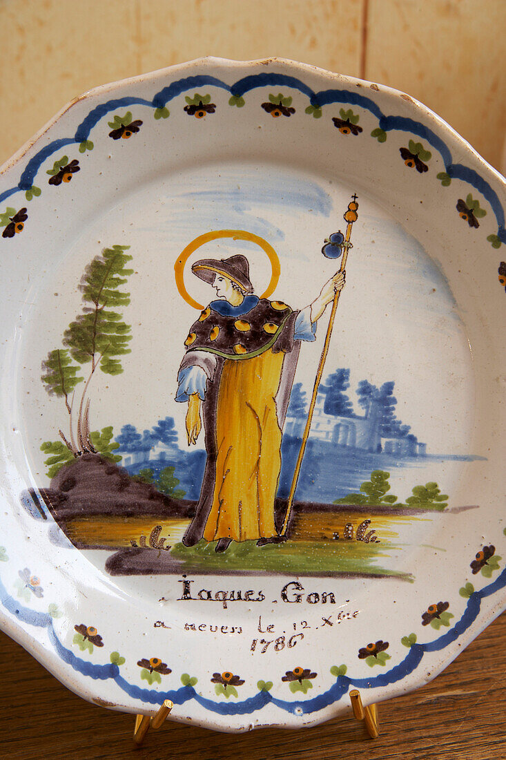 Faiences de Nevers, Faiencerie Montagnon, Plate with figure of Saint Jacques, Loire, The Way of St. James, Chemins de Saint Jacques, Via Lemovicensis, Nevers, Dept. Nièvre, Burgundy, France, Europe