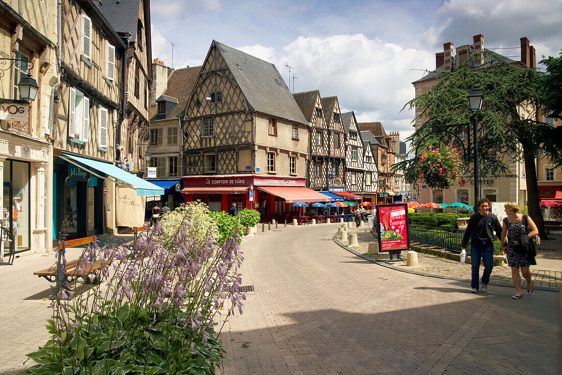 Old city of Bourges with Place Gordaine, The Way of St. James, Chemins de Saint Jacques, Via Lemovicensis, Bourges, Dept. Cher, Région Centre, France, Europe