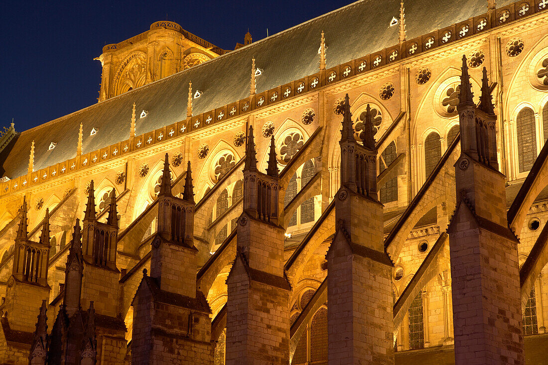 Kathedrale Saint Etienne in Bourges, Abends, Altstadt, Jakobsweg, Chemins de Saint Jacques, Via Lemovicensis, Bourges, Dept. Cher, Région Centre, Frankreich, Europa