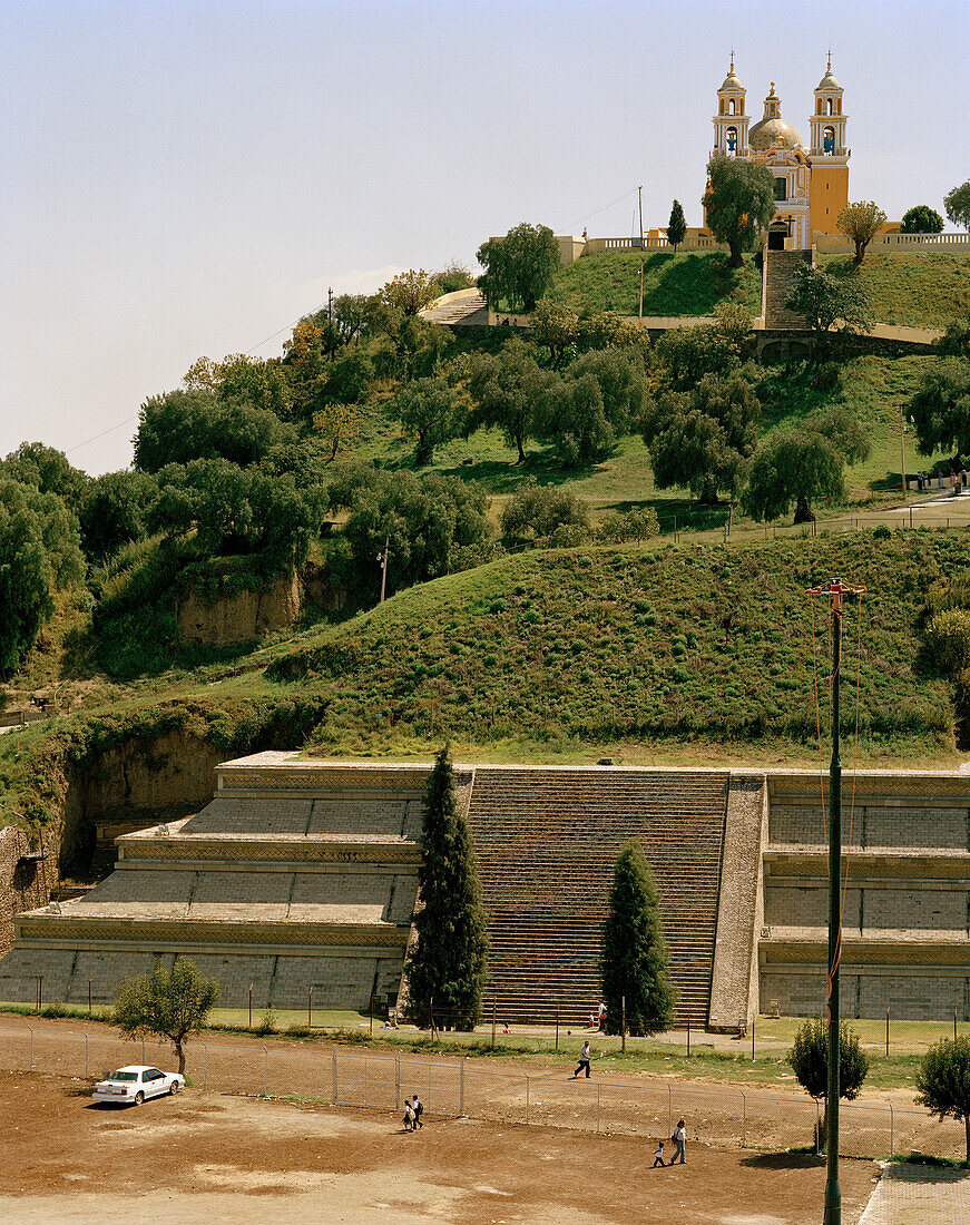 Die Kirche Nostra Senora de Gouadeloupe auf einer zugewachsenen Azteken Pyramide, Cholula, Provinz Puebla, Mexico, Amerika