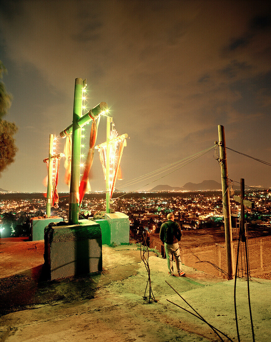 Beleuchtetes Kirchendach am Abend mit Blick auf Mexico City, Mexico, Amerika