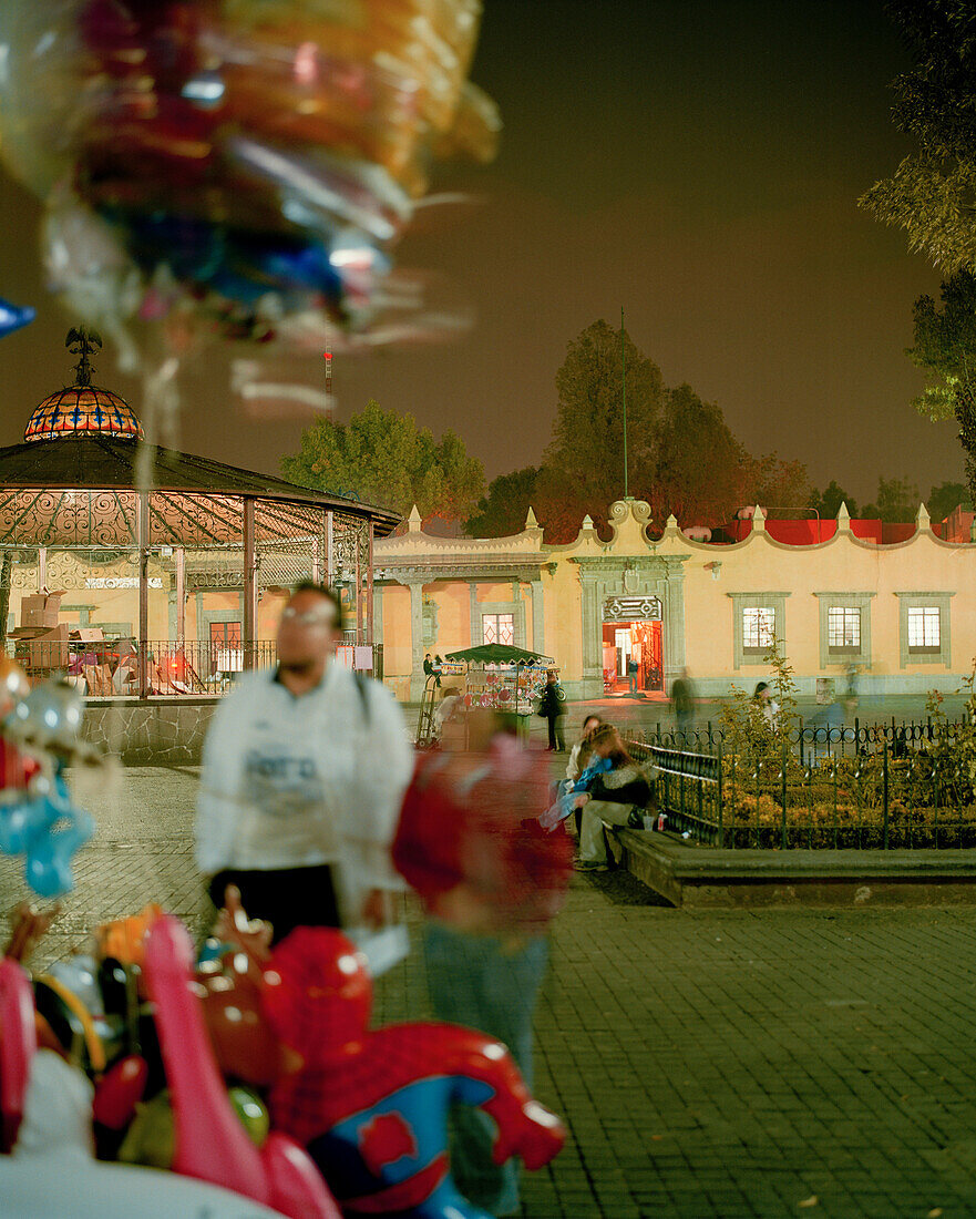 Ballonverkäufer vor dem Casa Municipal am Abend, Platz des Jardin Hidalgo, Centro Historico in Coyoacan, Mexico City, Mexico, Amerika