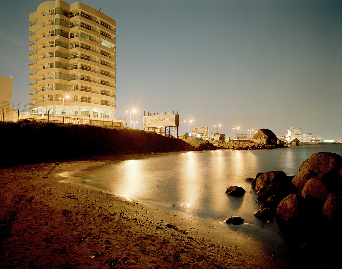 Hochhaus an der Playa Villa del Mar am Abend, Veracruz, Provinz Veracruz, Mexico, Amerika